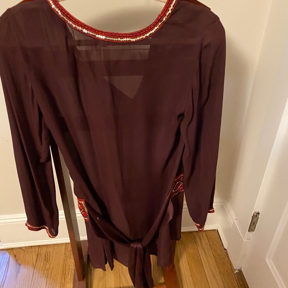 Beautiful timeless tunic with gorgeous detailing. - Picture 3 of 3